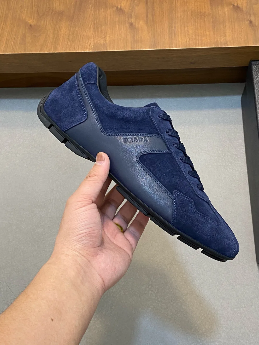 Men's Men's Shoes 💰800 Prada/Prada Men's Leather Casual Sports Shoes, a hot product made in Guangzhou! Made of imported calfskin splicing upper, three-dimensional geometric segmentation, precision manufacturing, uniform stitching, leather texture at a glance, multi-color splicing, fashionable and generous, soft, comfortable and breathable, decorated with PRADA letter logo on the outside, classic letter logo on the tongue, fabric strap on the heel, P family's classic sports shoe type, with fabric lining, silver logo cowhide foot pads, and P family's exclusive rubber outsole. The details are carefully crafted, making it a versatile item for travel! Comes with original box and dust bag! Multiple colors available! Size: 39-40-41-42-43-44 standard leather shoe size (38, 45 customized ¥)